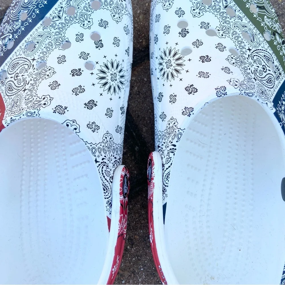 CROCS  Classic Clogs - Bandana - Women’s 10 / Mens 8 - White Red Blue Green NWT - Picture 8 of 9